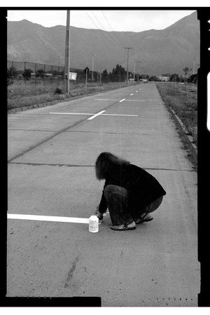 Una milla de cruces sobre el pavimento