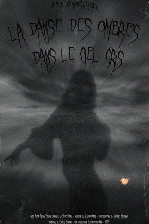 La danse des ombres dans le ciel gris